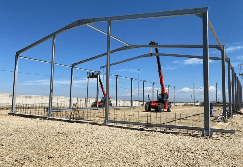 capannone in metallo in costruzione